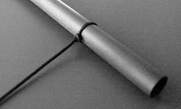 Die Schlaufe um einen Filzstift zugezogen.