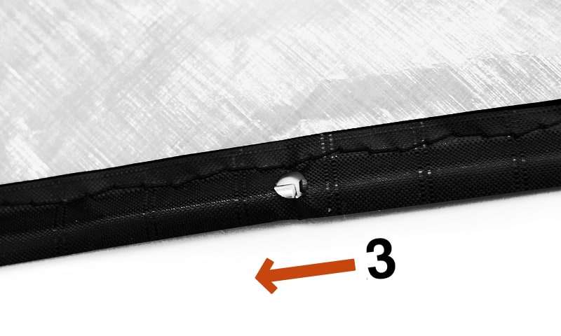 Aufbau des Drachens Schritt 4: Einsetzen des oberen Flügel-Stabes in die Muffe des unteren Teiles.