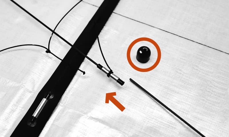 Aufbau des Drachens Schritt 7: Die Spreizen-Segmente miteinander verbinden.