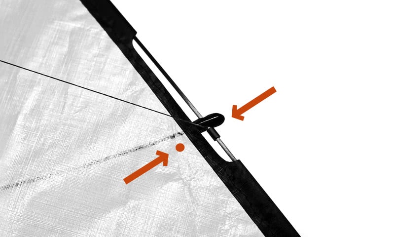 Aufbau des Drachens Schritt 8: Leitkanten-Connector auf Höhe der Marke auf dem Segel.