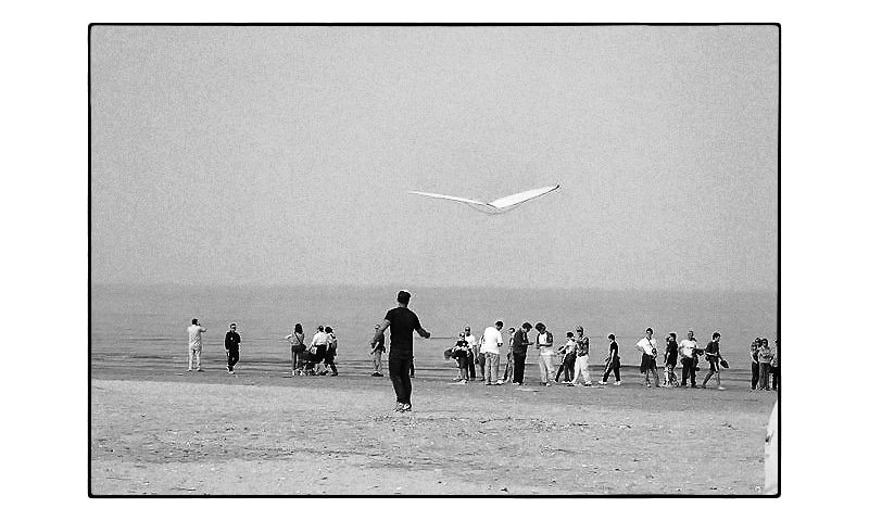 Antonis with the large kite: The long way home in Cervia.
