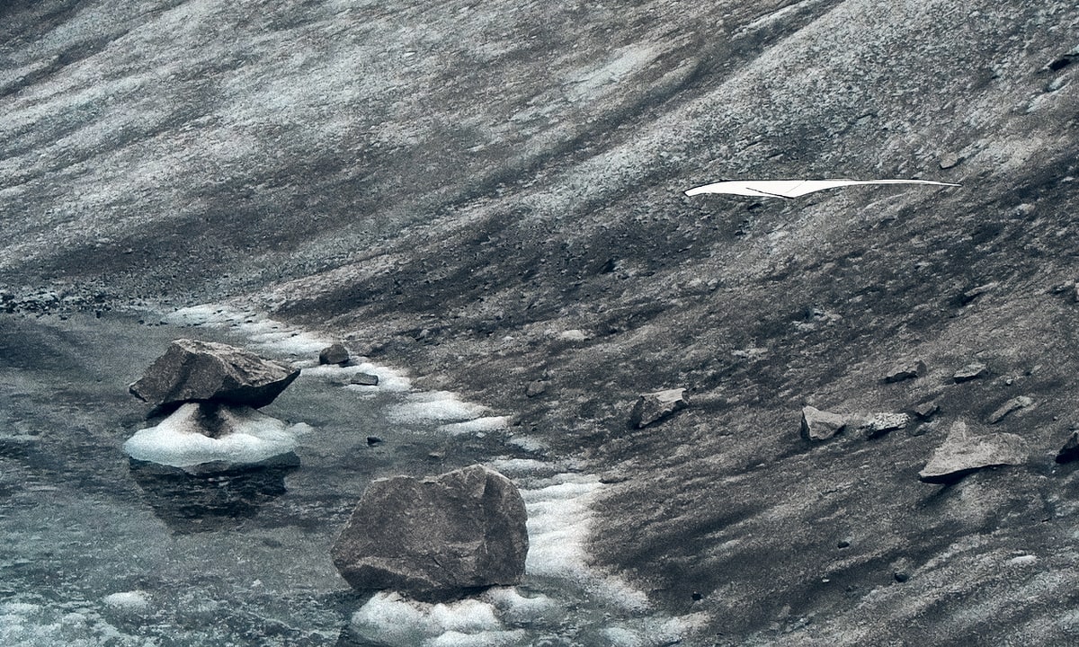 A white kite in the glacier.