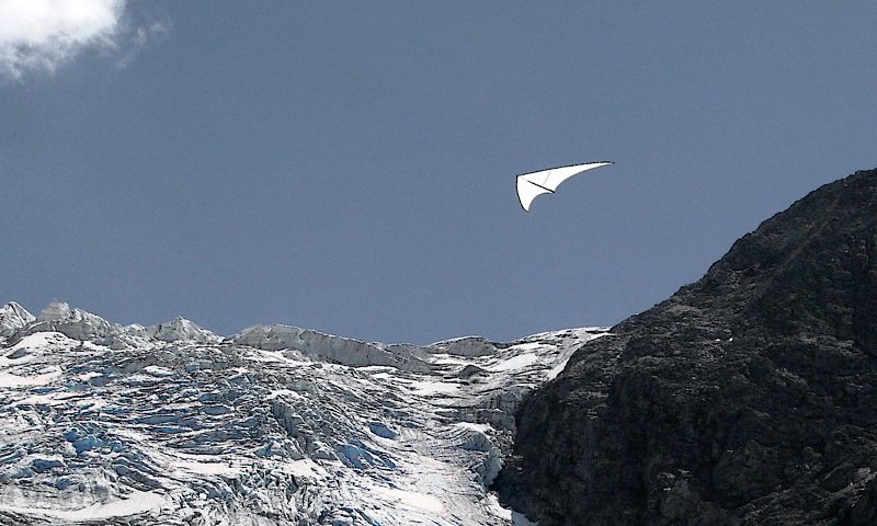 Ein grosser weisser Drachen schwebt über dem Stein-Gletscher, Susten.