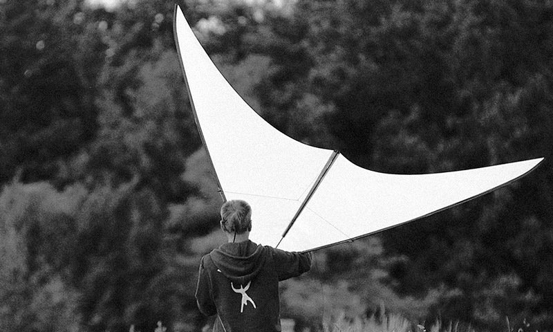 Gerhard mit seinem grossen weissen Nullwinddrachen.