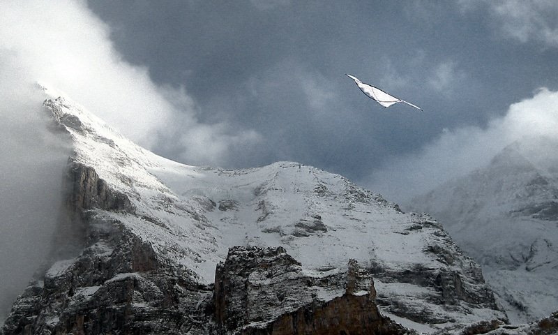 Leichtwinddrachen in starkem Wind bei der Eiger Nordwand.