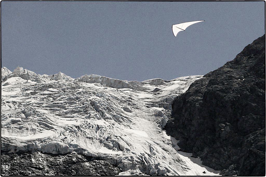 Ein weisser Drachen über dem Stein-Gletscher.