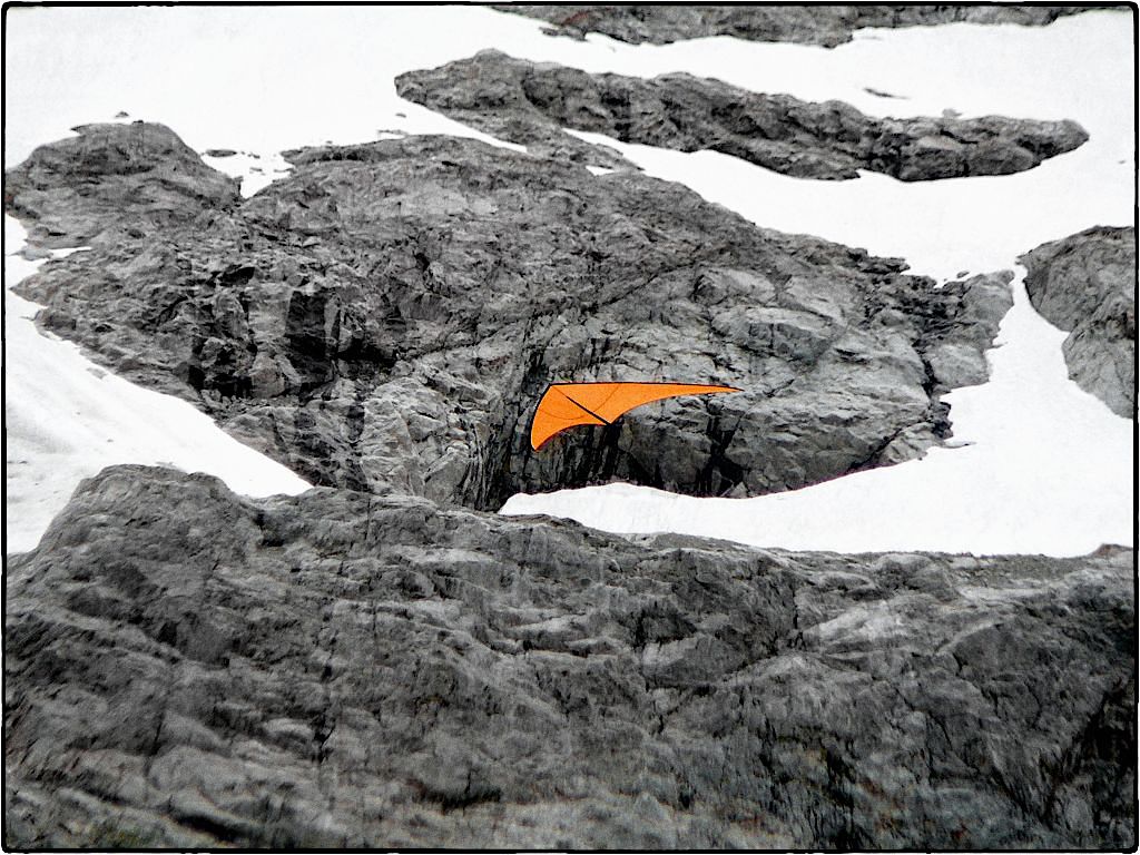 Ein synergetischer Nullwind-Drachen im Aufwind warmer Felsen.