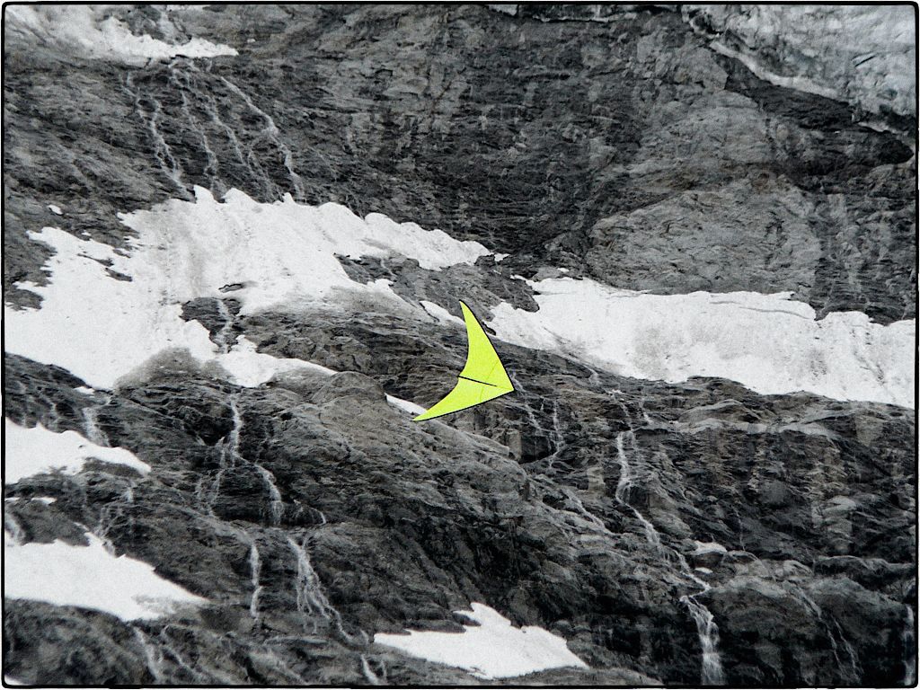 Large zerowind-kite in front of rocks.