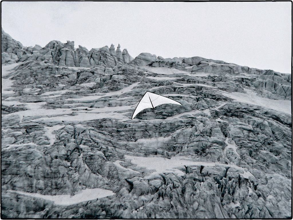 High start of a large zero-wind-kite in front of the glacier.